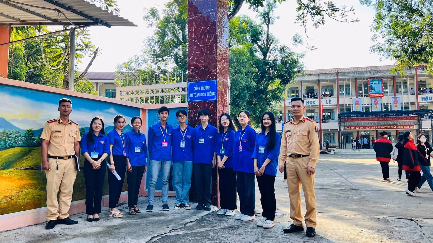 Xây dựng cổng trường an toàn, thân thiện.
