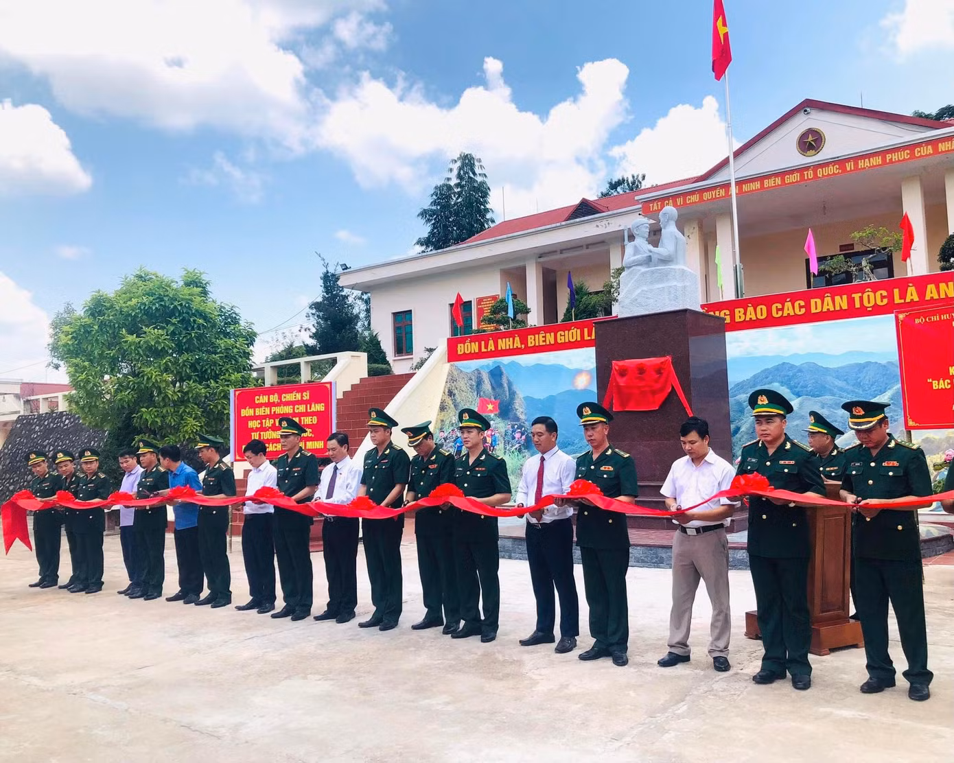 Nghi thức cắt băng khánh thành tượng đài "Bác Hồ với chiến sỹ Biên phòng". Ảnh: Duy Chiến