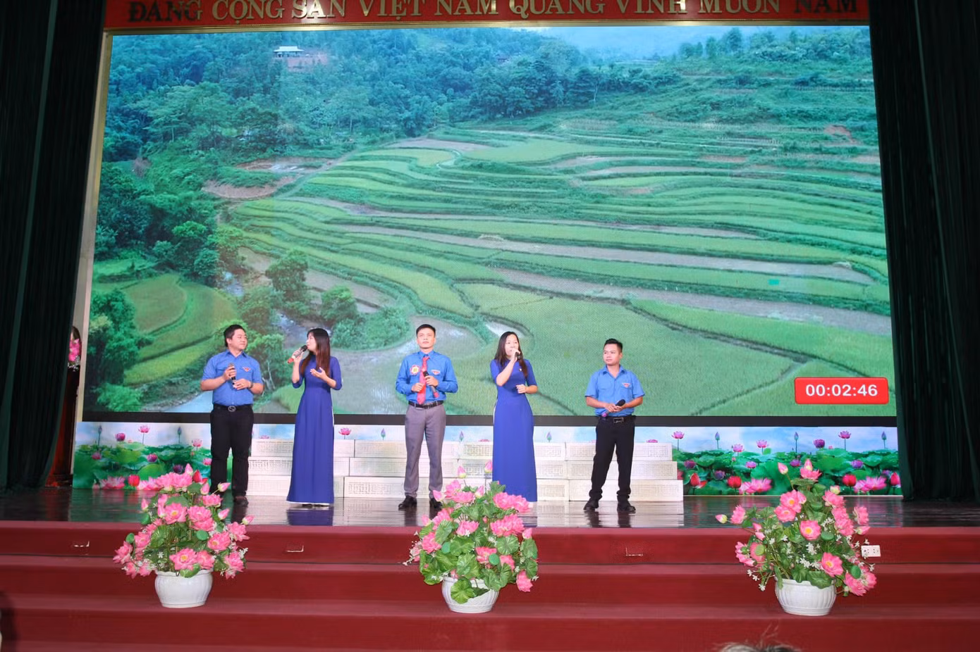 Cán bộ Đoàn thể hiện tài năng thuyết trình, ca hát. Ảnh: Duy Chiến