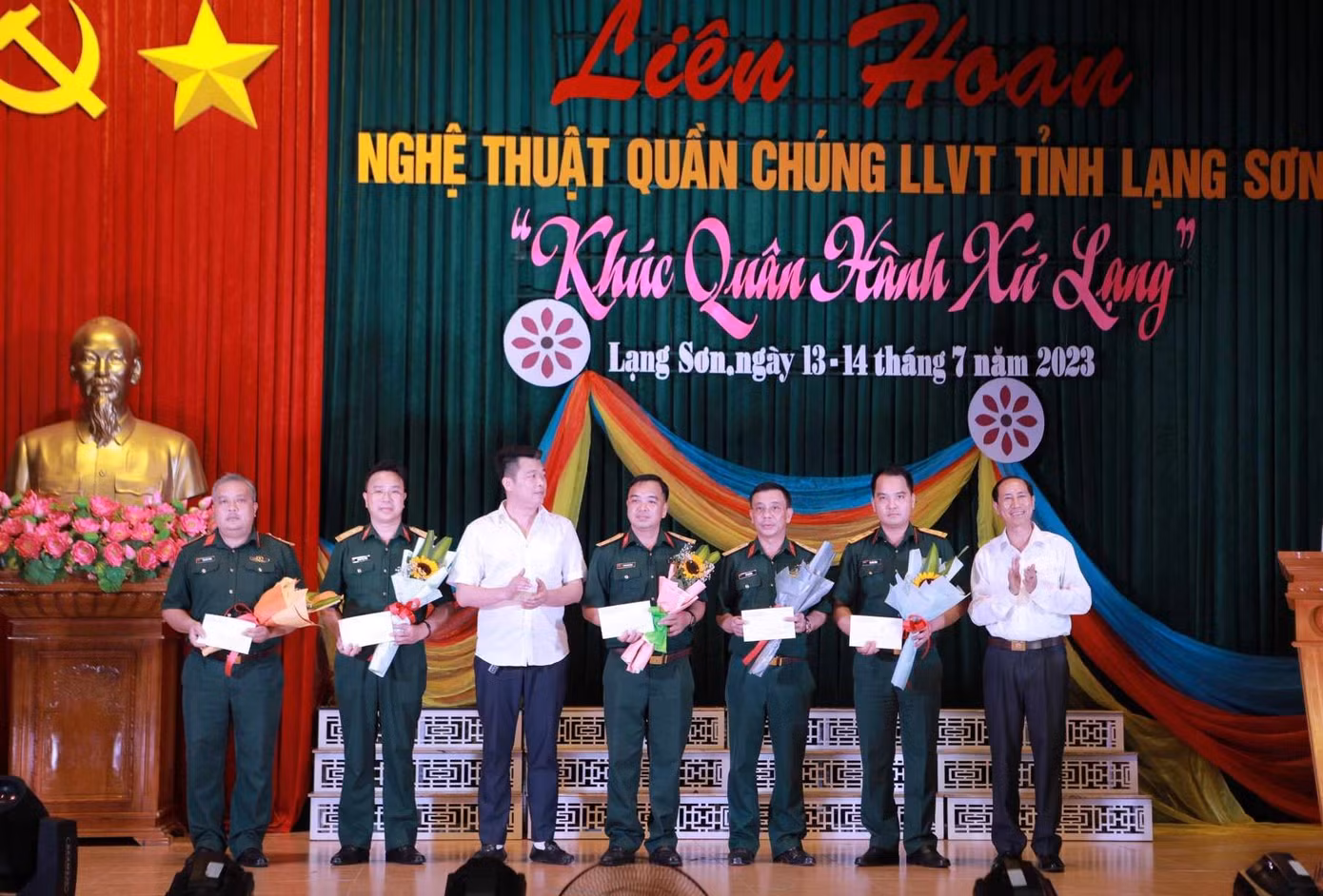 Đại diện Công ty Trách nhiệm hữu hạn HCL và cơ quan báo Tiền Phong tại Lạng Sơn trao 5 giải chuyên đề, mỗi giải trị giá 2 triệu đồng.