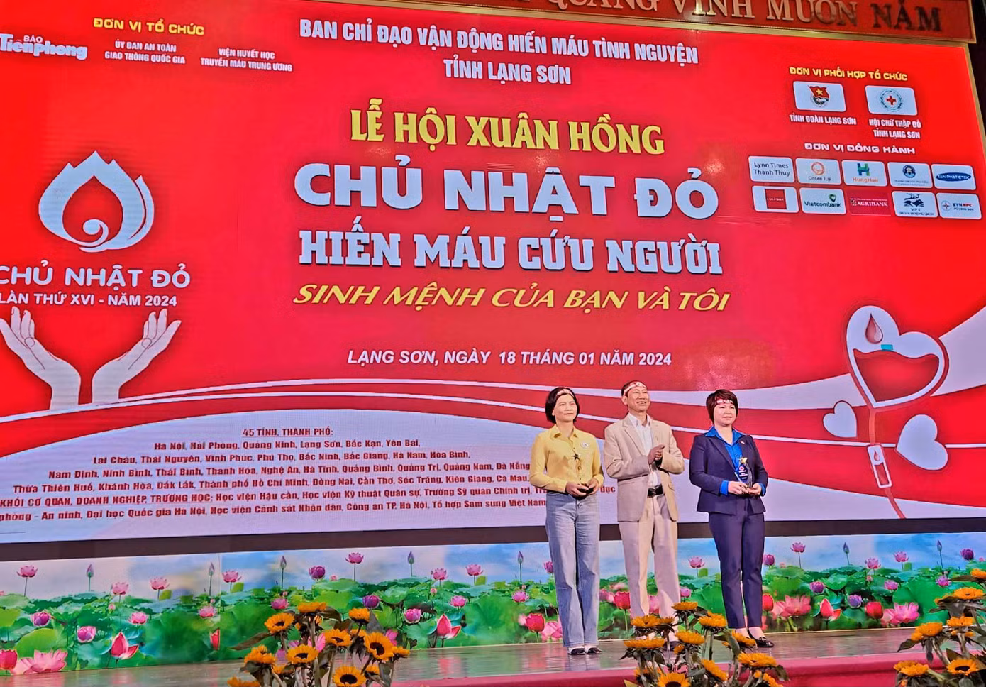 Đại diện báo Tiền Phong (giữa) trao cúp tri ân các đơn vị đồng hành cùng chương trình.