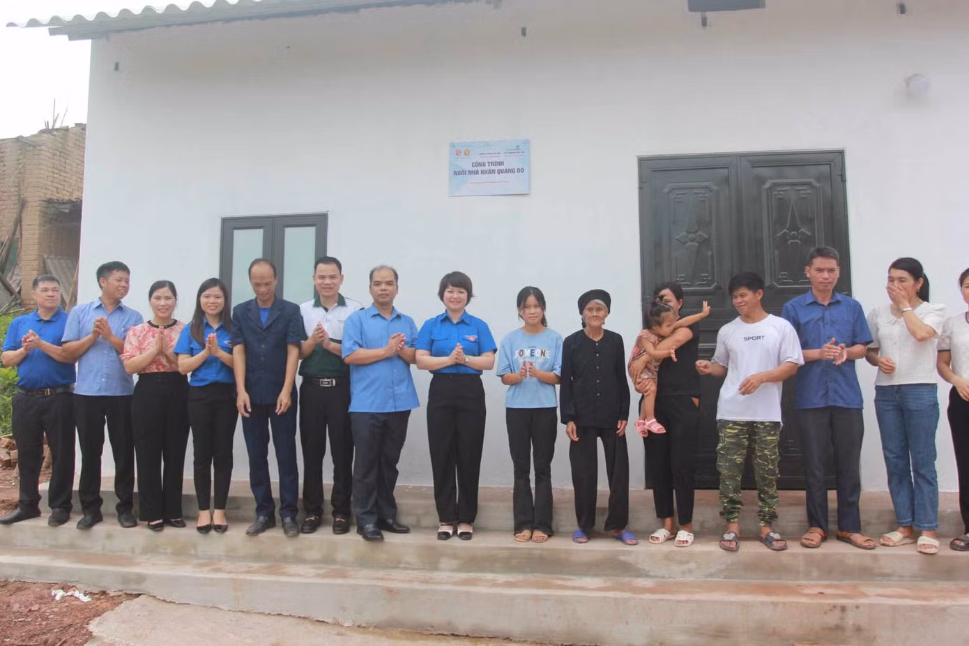 Các cấp, các ngành chúc vui, chúc mừng gia đình em Hiệu có căn nhà mới. Ảnh: Duy Chiến