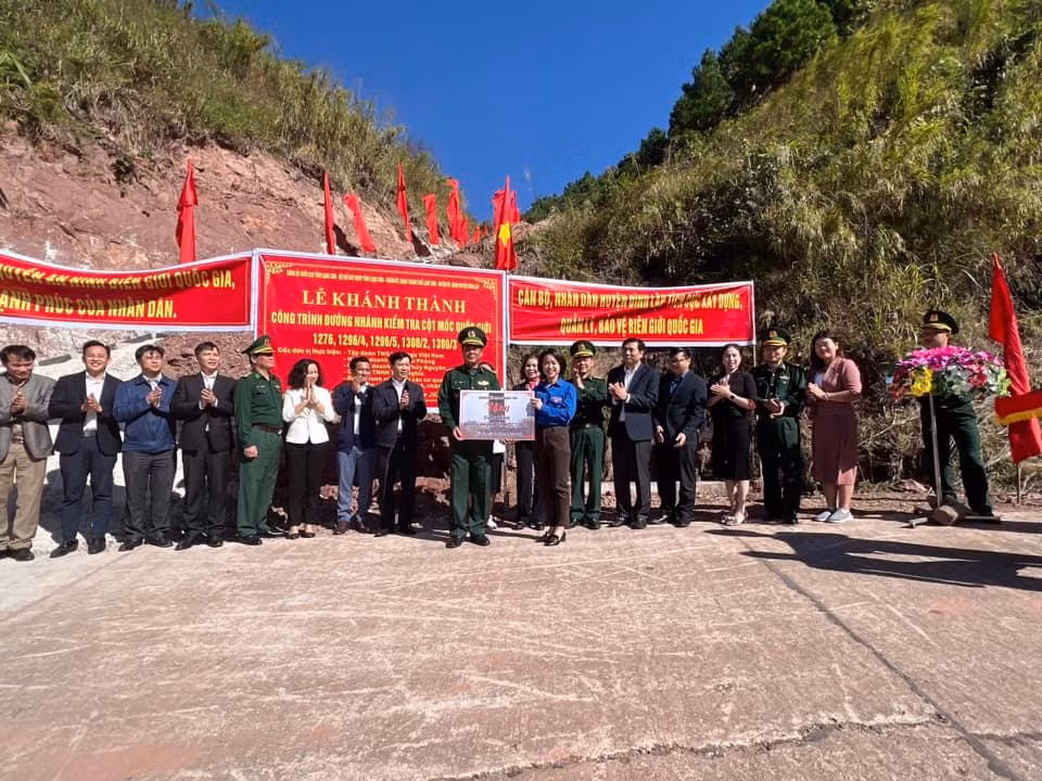 Đoàn khối các cơ quan tỉnh Lạng Sơn tặng quà cho cán bộ, chiến sỹ đồn Biên phòng Bắc Xa - Ảnh: Duy Chiến
