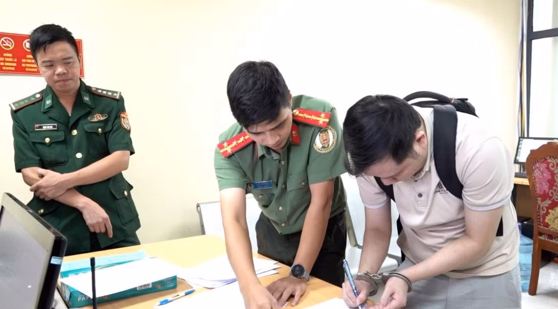 Đối tượng truy nã người Trung Quốc ký biên bản bắt giữ.