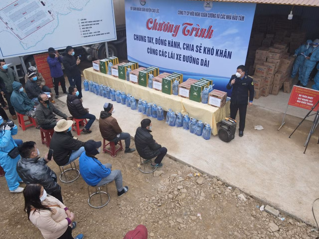 Chương trình đồng hành, chia sẻ cùng lái xe được tổ chức đảm bảo an toàn phòng chống dịch nghiêm túc -Ảnh: Duy Chiến