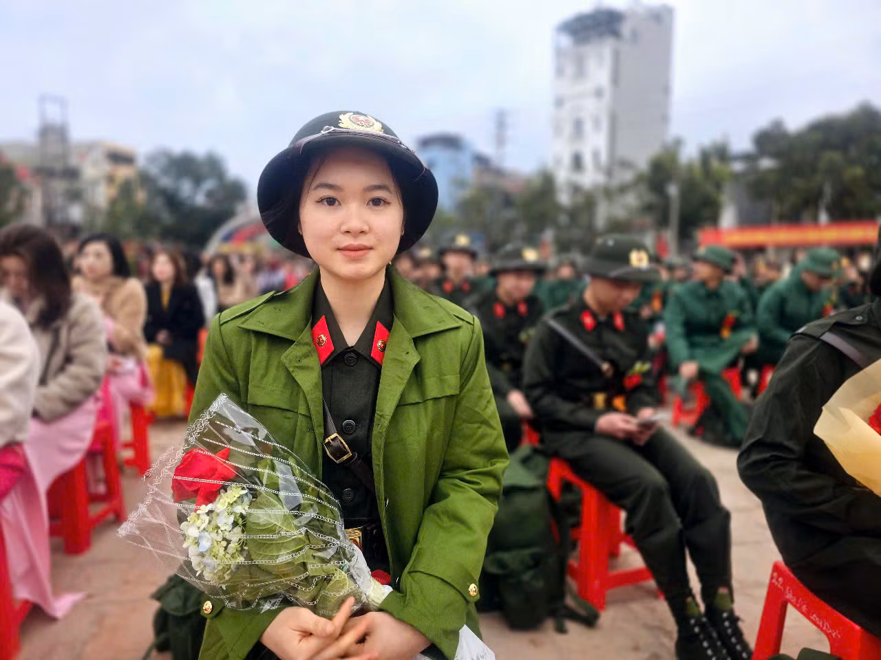 Hoàng Thị Ngọc Linh (SN 2001), tốt nghiệp Đại học Thương mại, Phó Bí thư Đoàn khối Đại Thắng, phường Chi Lăng, thành phố Lạng Sơn xung phong vào lực lượng Công an. Ảnh: Duy Chiến