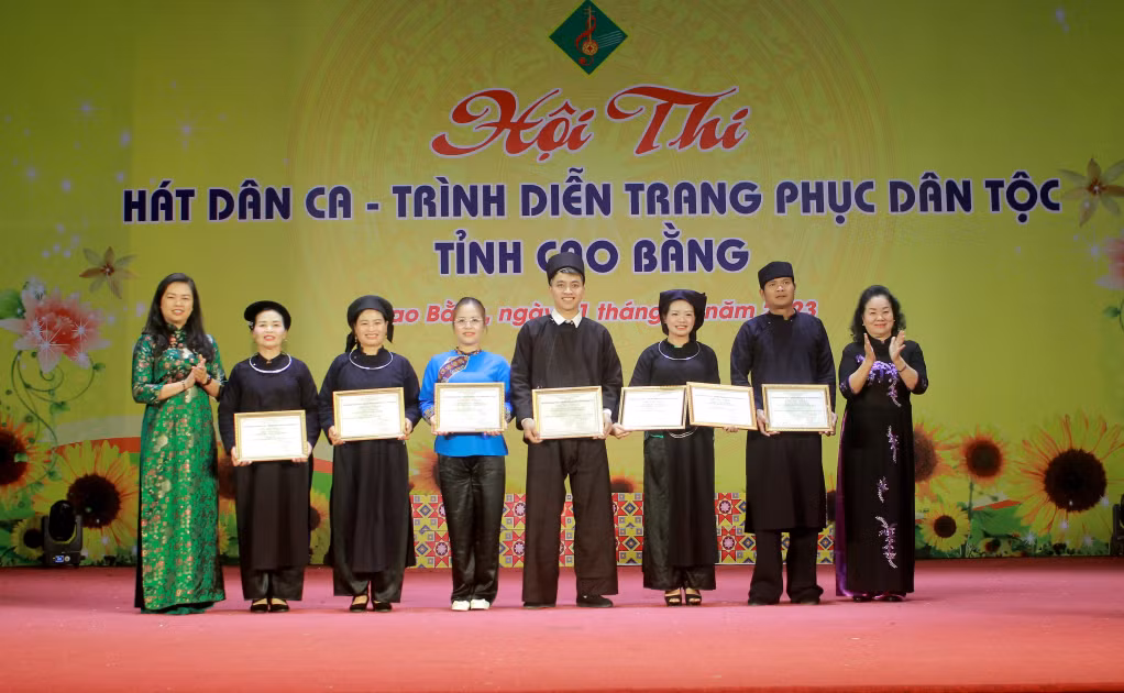 Trao giải A tập thể cho các tiết mục tham gia hội diễn .Ảnh: Thủy Tiên