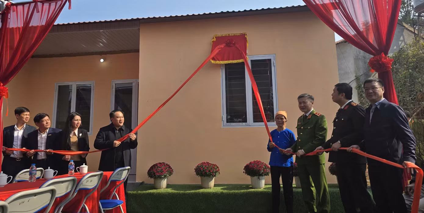 Nghi thức khánh thành nhà tặng gia đình bà Hoàng Thị Nét (xã Đồng Bục, huyện Lộc Bình). (Ảnh: Duy Chiến)