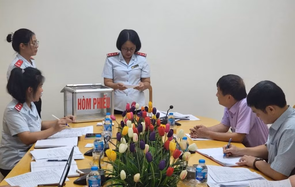 Thanh tra tỉnh Lạng Sơn chủ trì lựa chọn, bốc thăm ngẫu nhiên danh sách người có nghĩa vụ kê khai, xác minh tài sản. Ảnh: TT