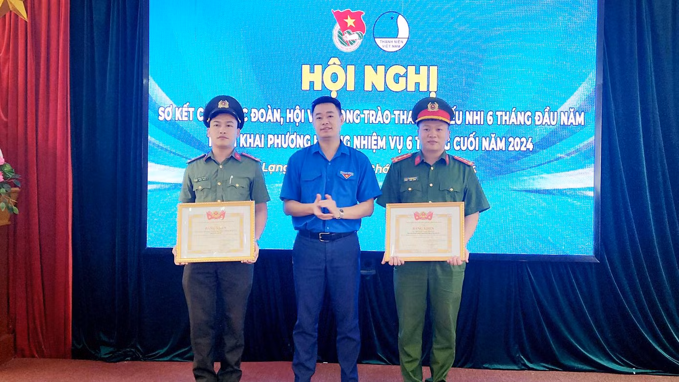 Thừa ủy quyền của TƯ Đoàn, anh Đoàn Thành Công- Phó Bí thư phụ trách Tỉnh Đoàn trao tặng Bằng khen của Trung ương Đoàn cho các tập thể, cá nhân có thành tích xuất sắc.