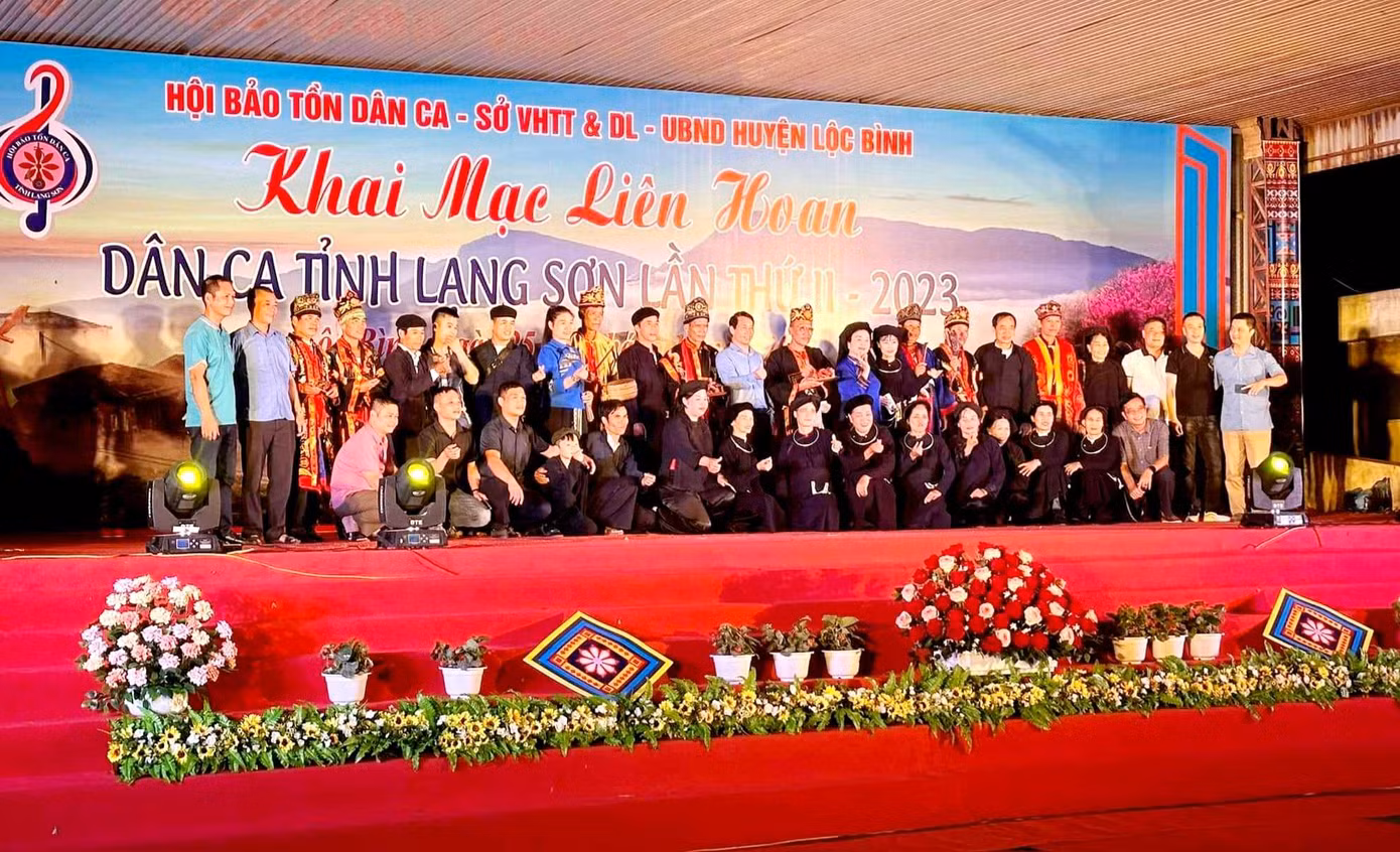 Tham gia Liên hoan, các nghệ nhân trong tỉnh có cơ hội giao lưu, học hỏi vốn dân ca địa phương. Ảnh: Duy Chiến