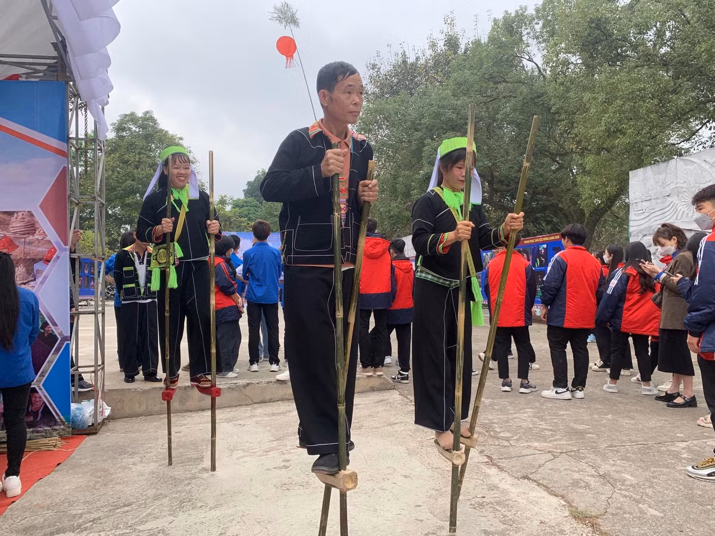 Trải nghiệm đi cà kheo -Ảnh: Duy Chiến