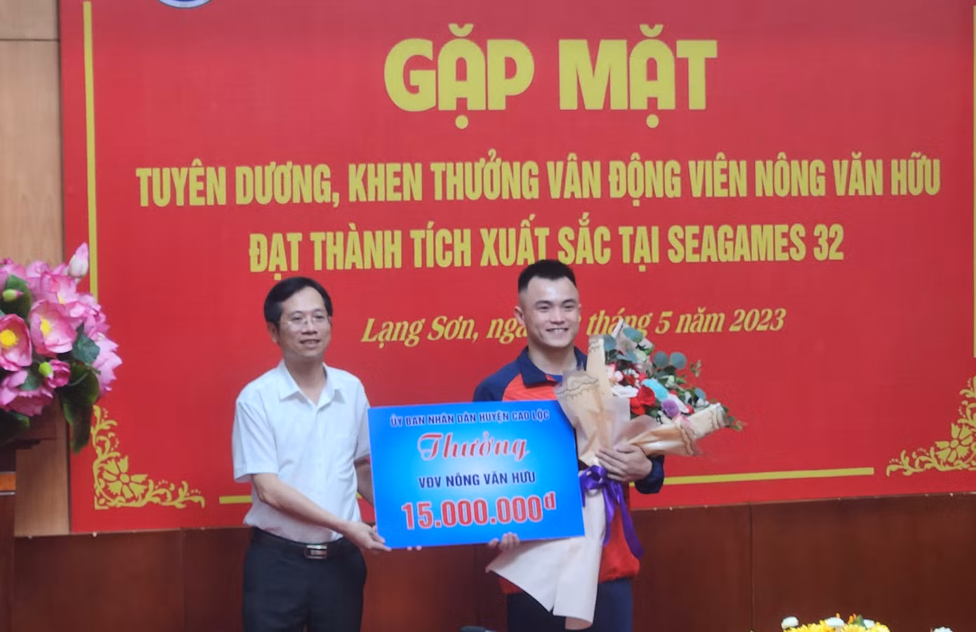 Ông Nguyễn Duy Anh, Chủ tịch UBND huyện Cao Lộc trao thưởng cho Nông Văn Hữu- vận động viên ưu tú, người con của huyện nhà. Ảnh: Duy Chiến