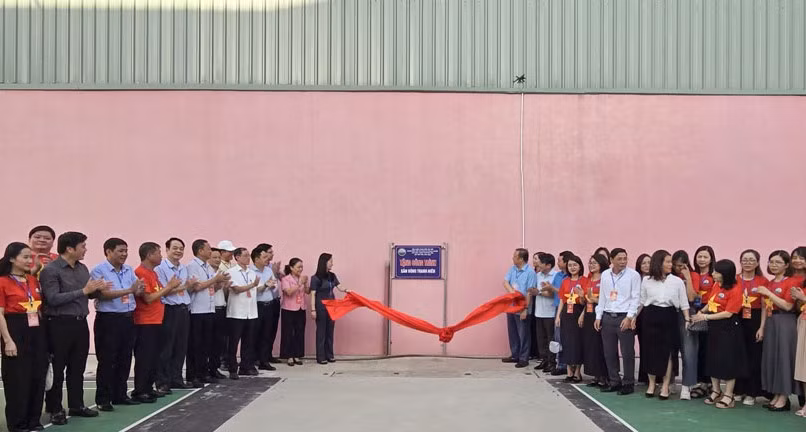 Khánh thành bàn giao sân bóng thanh niên tại Trường Trung cấp nghề Thái Nguyên.