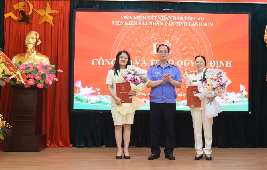 Lãnh đạo Viện KSND tối cao trao quyết định, tặng hoa chúc mừng bà Nguyễn Thị Thủy và Hồ Thị Lan Anh.