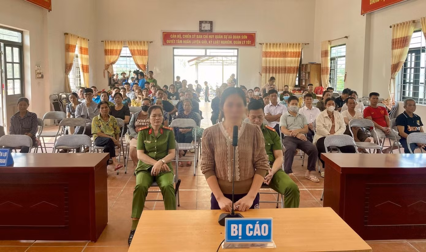 Bị cáo Vy Thị Huệ (đứng, giữa) ra tòa lĩnh án.
