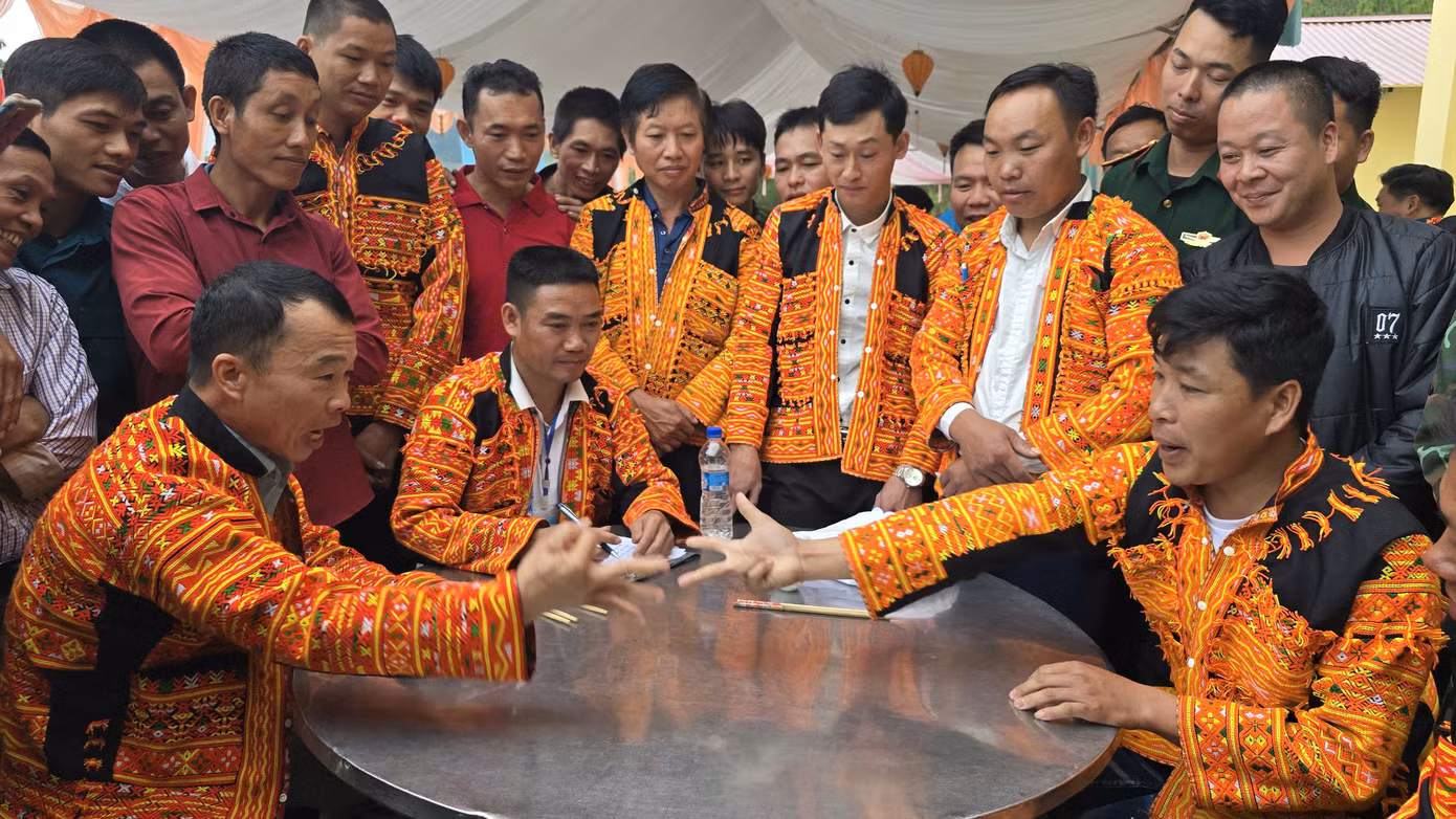 Người dân tộc Dao huyện Lộc Bình, Lạng Sơn phấn khởi thi "Lảy- cỏ" và hoạt động thể thao mừng ngày hội Đại đoàn kết dân tộc (ảnh: Duy Chiến)