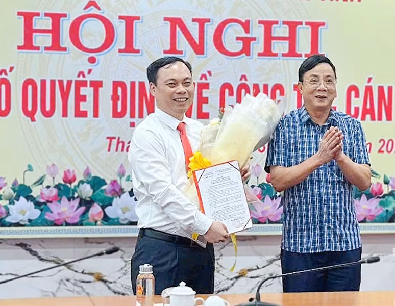 Tân Phó Chánh Văn phòng UBND tỉnh Lê Huy (bìa trái) nhận Quyết định, hoa chúc mừng của lãnh đạo tỉnh Thái Nguyên. (ảnh: T.N)