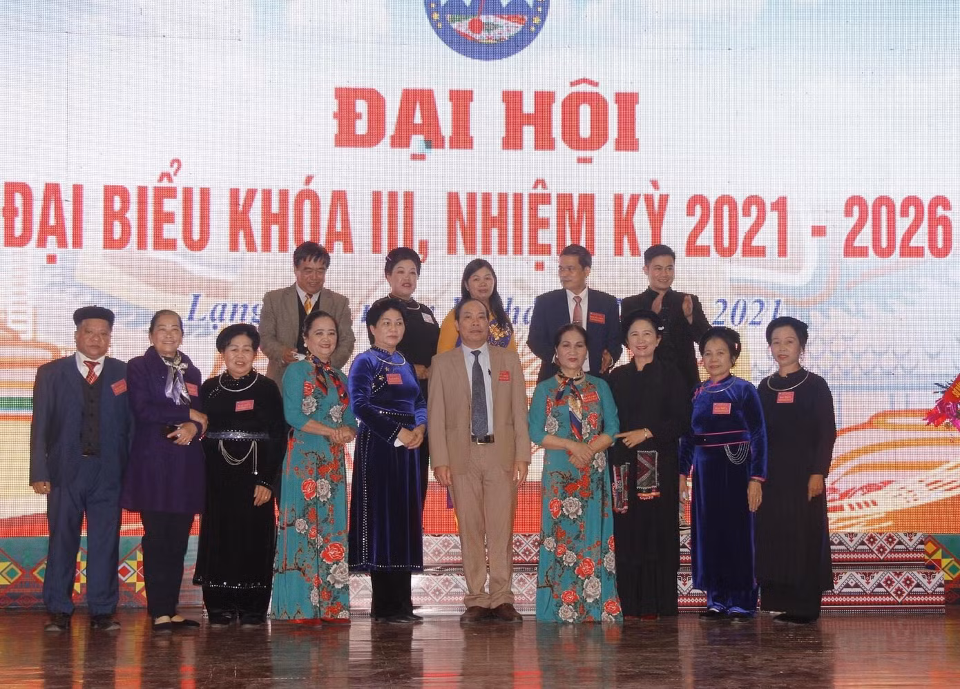 Ban chấp hành Hội bảo tồn Dân ca tỉnh Lạng Sơn khóa mới ra mắt Đại hội. Ảnh: Duy Chiến