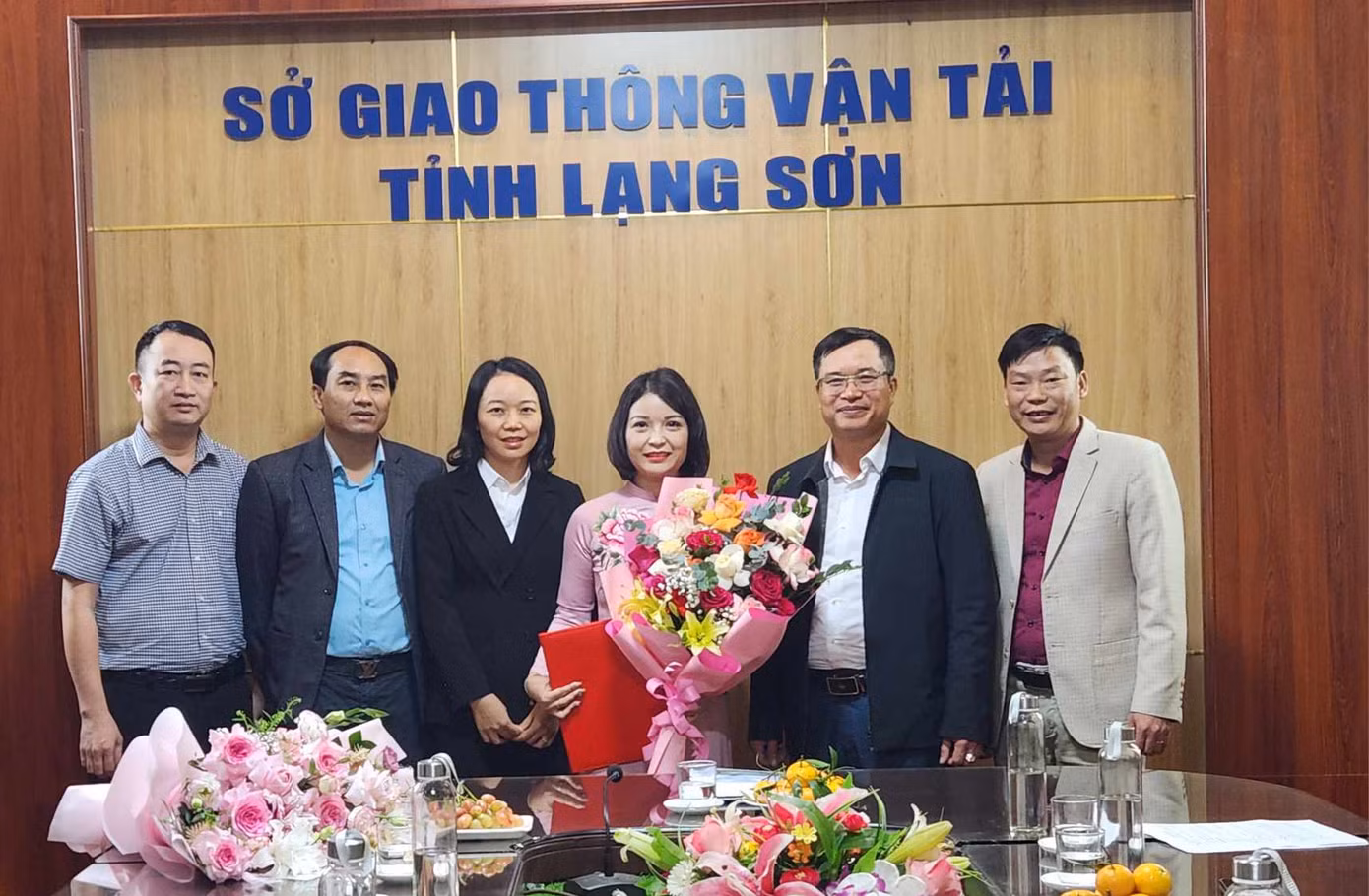 Lãnh đạo Sở GT-VT và Ban ATGT tỉnh Lạng Sơn tặng hoa chúc mừng bà Đàm Thị Thanh Tâm. Ảnh: Duy Chiến