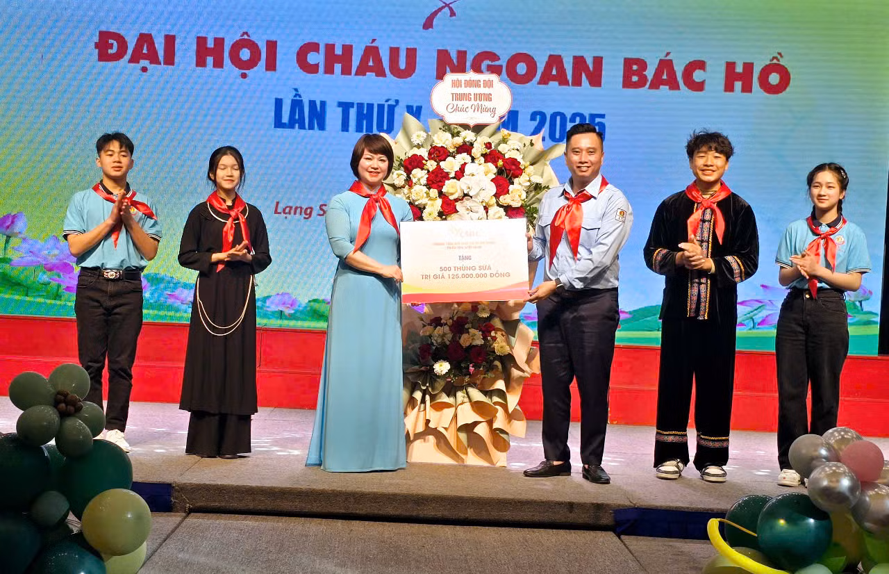 Thay mặt Hội đồng Đội trung ương, anh Lê Anh Quân - Phó Chủ tịch Hội đồng Đội Trung ương tặng hoa chúc mừng Đại hội và trao biểu trưng tặng thiếu nhi ở Lạng Sơn 500 thùng sữa, trị giá 125 triệu đồng. Ảnh: Duy Chiến
