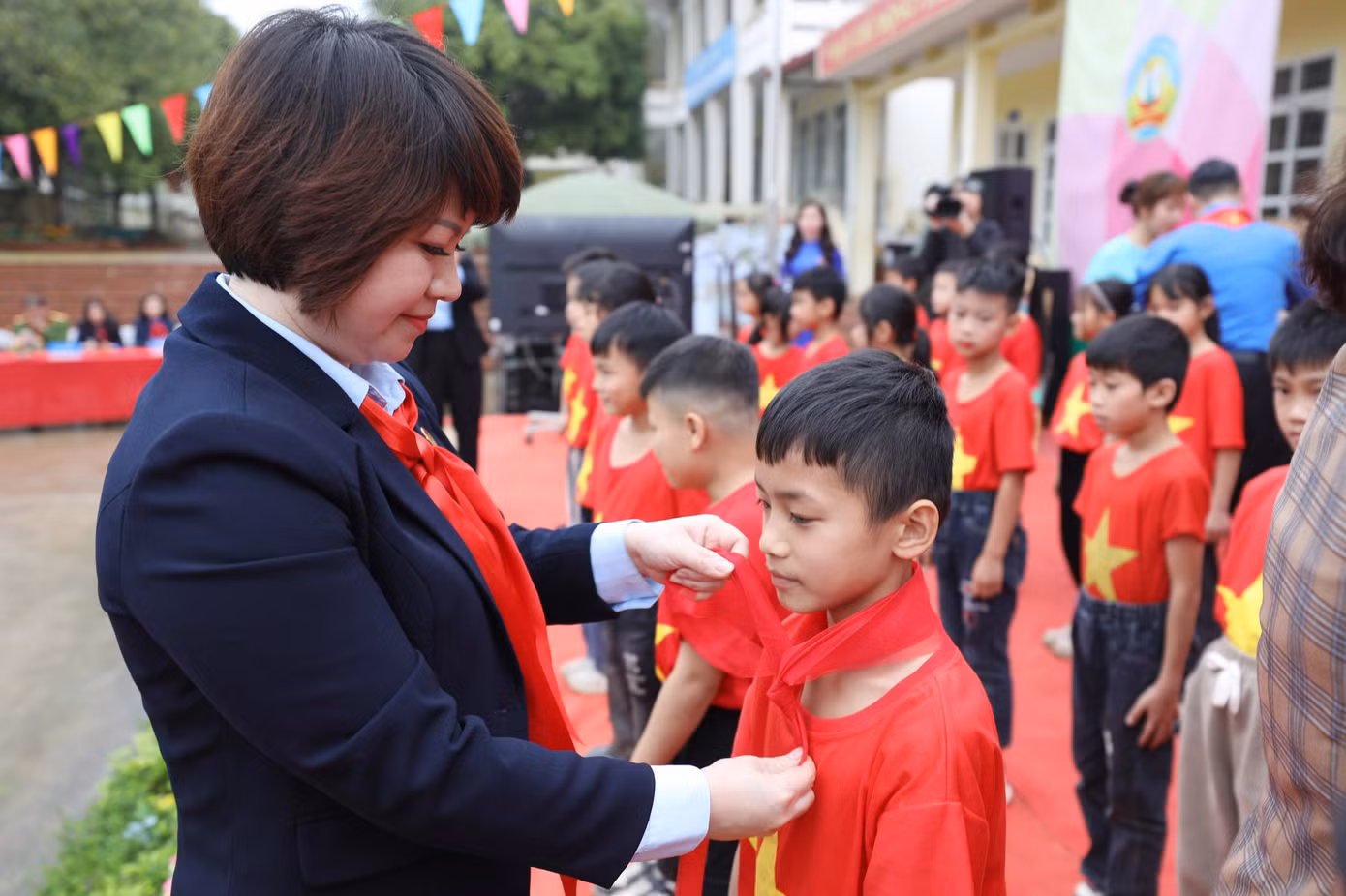 Nhiều em được kết nạp vào Đội Thiếu niên Tiền phong Hồ Chí Minh.
