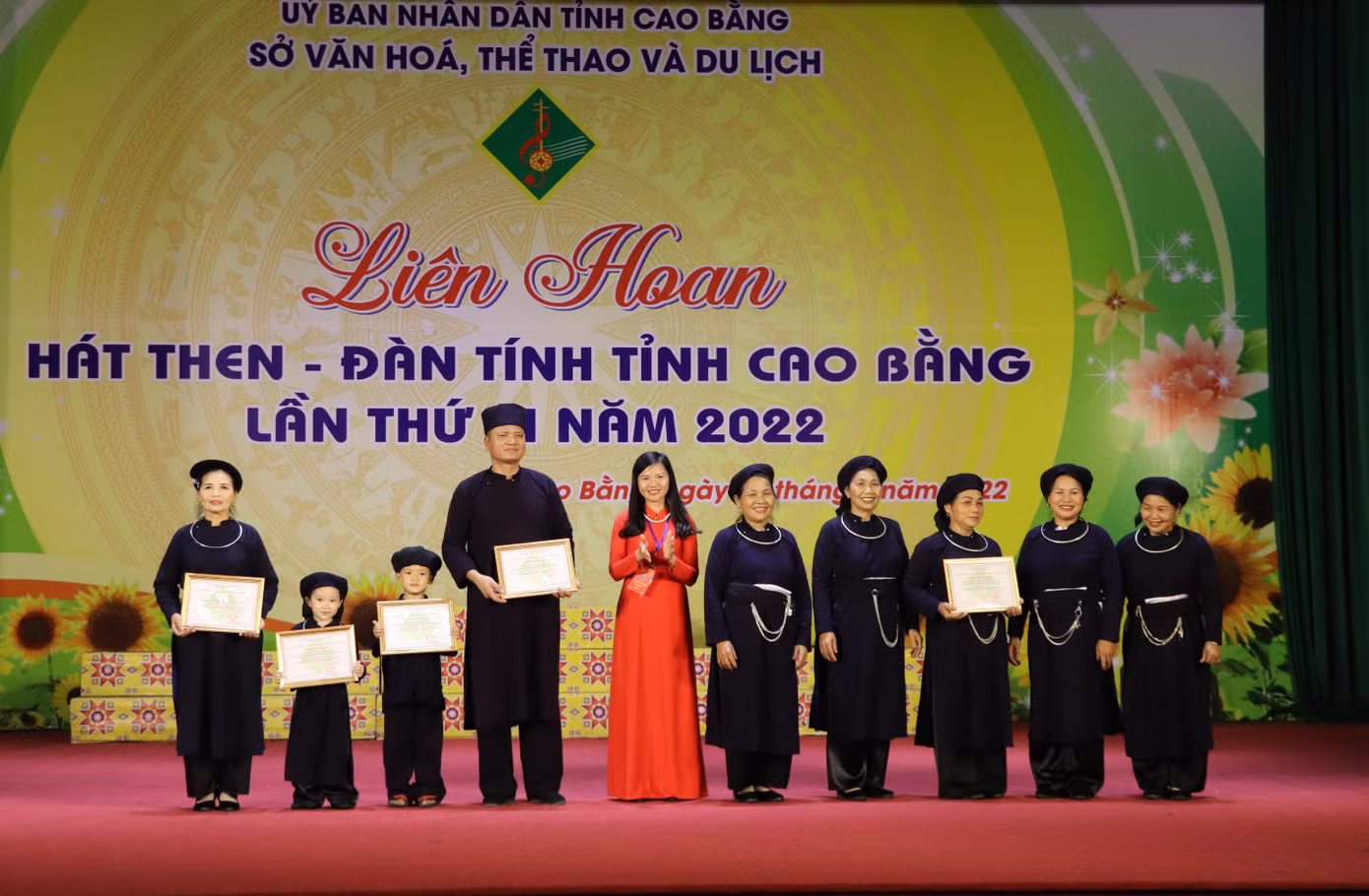 Nghệ nhân cao tuổi, diễn viên nhí, gia đình có truyền thống giữ gìn điệu hát Then được tôn vinh, khen thưởng -Ảnh: HT