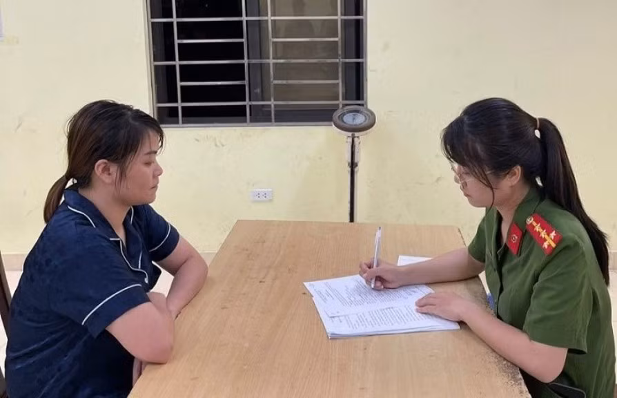 Lý Thị Lan (bìa trái) khai nhận hành vi phạm tội,
