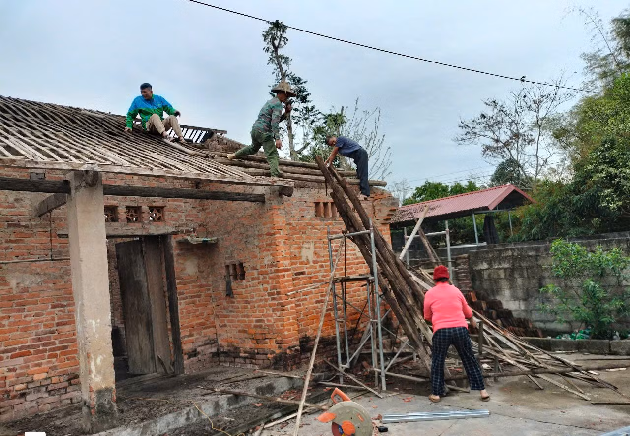 Lạng Sơn là tỉnh miền núi, dân tộc, trên địa bàn lại bị ảnh hưởng thiên tai, đặc biệt là cơn bão số 3 đã ảnh hưởng đến đời sống nhân dân nên số hộ nghèo và hộ cận nghèo trên địa bàn tỉnh là 23.363 hộ, chiếm tỷ lệ 11,36%. Ảnh: Duy Chiến.