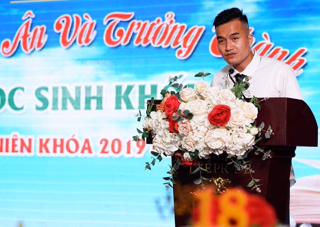 Nam sinh Nguyễn Tuấn Anh thay mặt các bạn lớp 12 Trung tâm GDNN-GDTX huyện Cao Lộc phát biểu trong Lễ tri ân và trưởng thành lớp 12 niên khóa 2019-2022 - Ảnh: Duy Chiến
