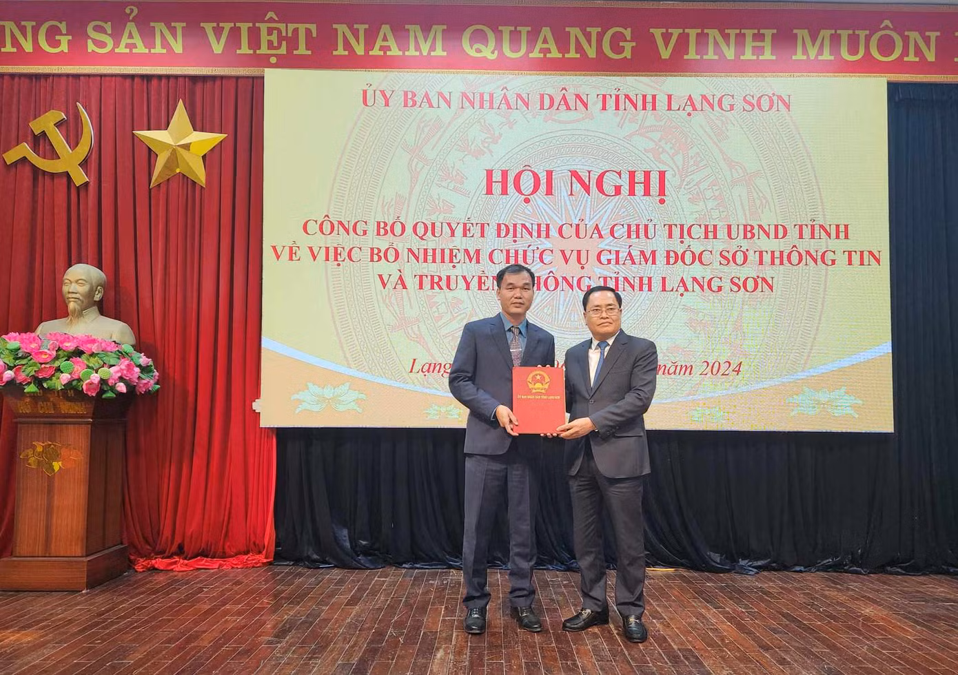Ông Nguyễn Trọng Hùng (bìa trái) nhận Quyết định bổ nhiệm chức vụ Giám đốc Sở Thông tin- Truyền thông từ lãnh đạo UBND tỉnh Lạng Sơn. Ảnh: Duy Chiến