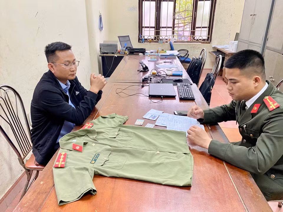 Đối tượng Long (bìa trái) khai nhận hành vi lừa đảo với cơ quan công an .Ảnh: CA