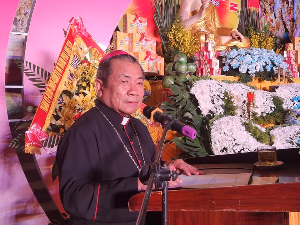Giuse Châu Ngọc Tri đọc sứ điệp của Tòa thánh Vatican gửi Phật tử nhân Đại lễ Vesak 2023. Ảnh: Duy Chiến.