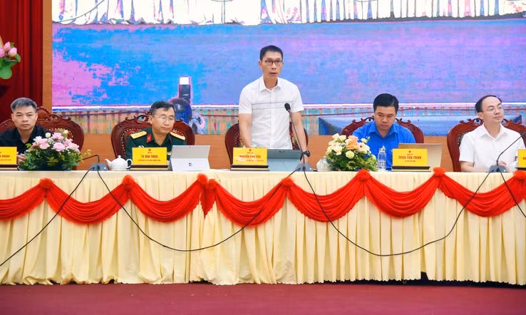 Đại diện các sở, ngành chức năng địa phương giải đáp những ý kiến của thanh niên.