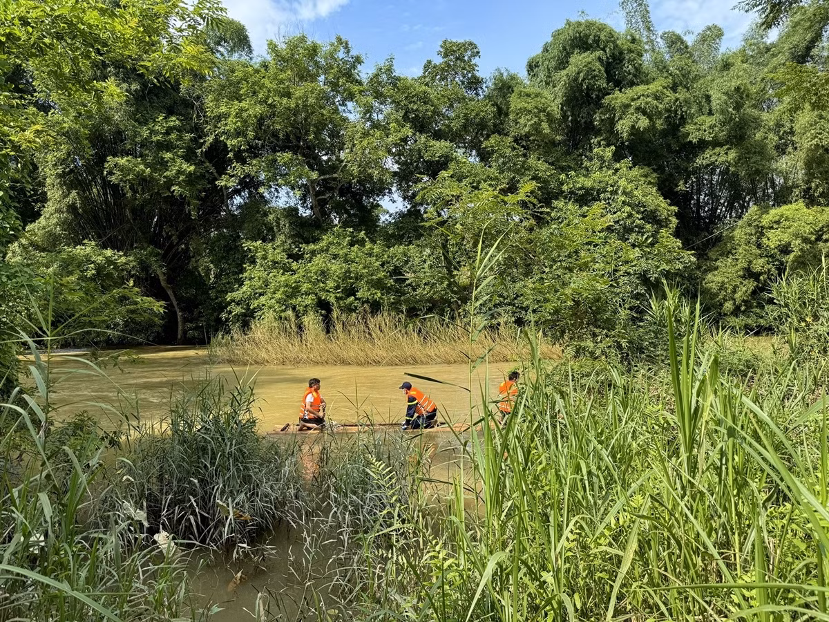 Lực lượng chức năng tập trung phương tiện, lực lượng để tìm kiếm cháu bé mất tích. Lực lượng chức năng tập trung phương tiện, lực lượng để tìm kiếm cháu bé mất tích.