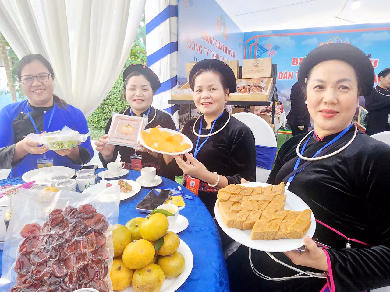 Người dân tộc xứ Lạng giới thiệu sản phẩm độc đáo, riêng có của địa phương (ảnh: Duy Chiến)