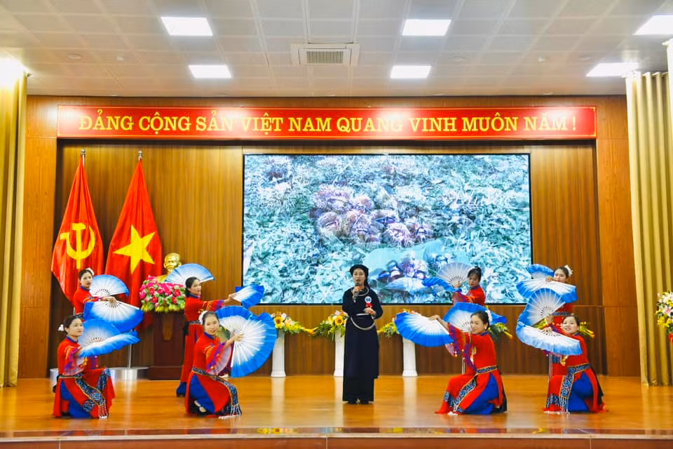 Nhiều tiết mục đậm đà bản sắc dân tộc.