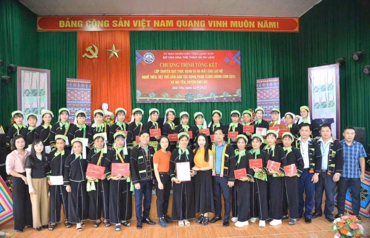 Câu lạc bộ nghề thêu dệt thổ cẩm dân tộc Nùng xã Hải Yến chính thức được thành lập. Ảnh: Duy Chiến
