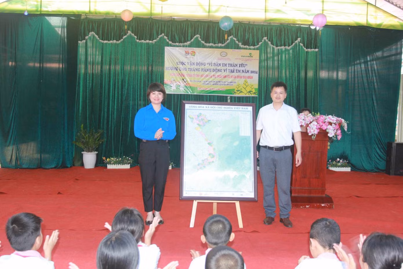 Tổ chức Đoàn Lạng Sơn tặng bản đồ Việt Nam cho các nhà trường và học sinh ở huyện Văn Quan.