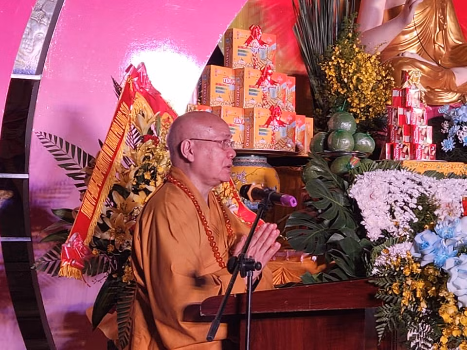 Hòa thượng Thích Quảng Tùng trân trọng đọc Thông điệp Phật đản. Ảnh: Duy Chiến.
