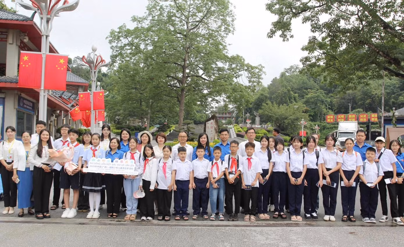 Đoàn Thiếu nhi Việt Nam tại Km số 0, cửa khẩu quốc tế Hữu Nghị nhập cảnh tham dự chương trình "Núi sông liền một dải, vui vẻ lớn lên". Ảnh: Duy Chiến
