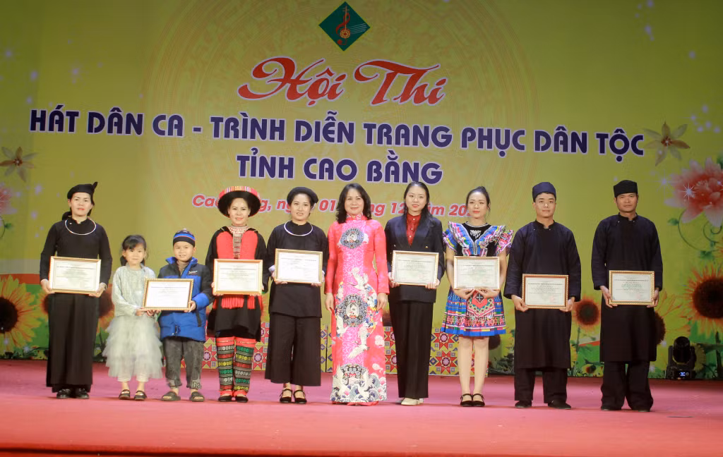 Trao giải trang phục và giải chuyên đề .Ảnh: Thủy Tiên