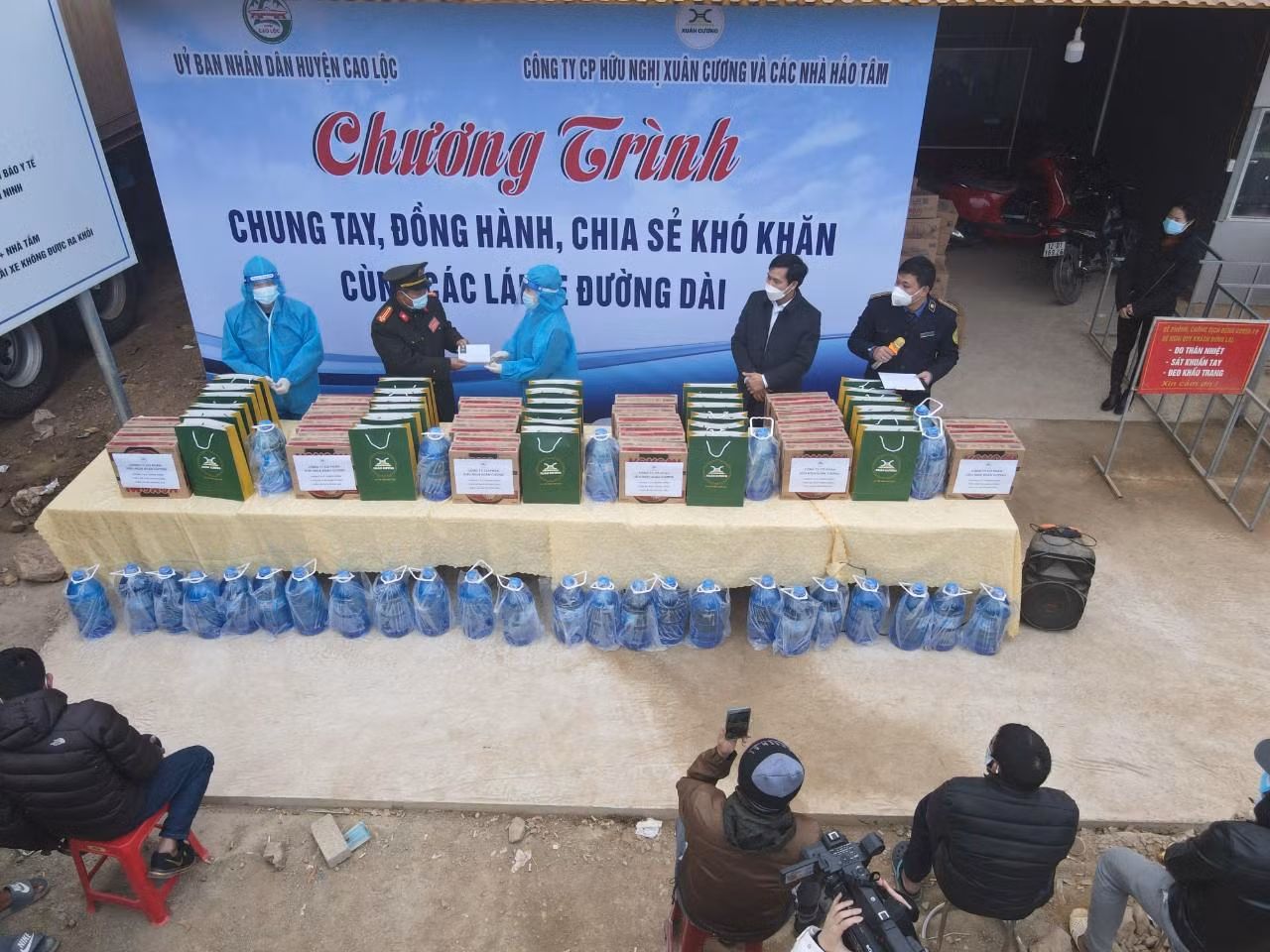 Chiều ngày 29/12, có 1.000 suất quà (tổng trị giá gần 200 triệu đồng) hỗ trợ các lái xe đang lưu trú tại khu trung chuyển Bản Liếp (huyện Cao Lộc) -Ảnh: Duy Chiến