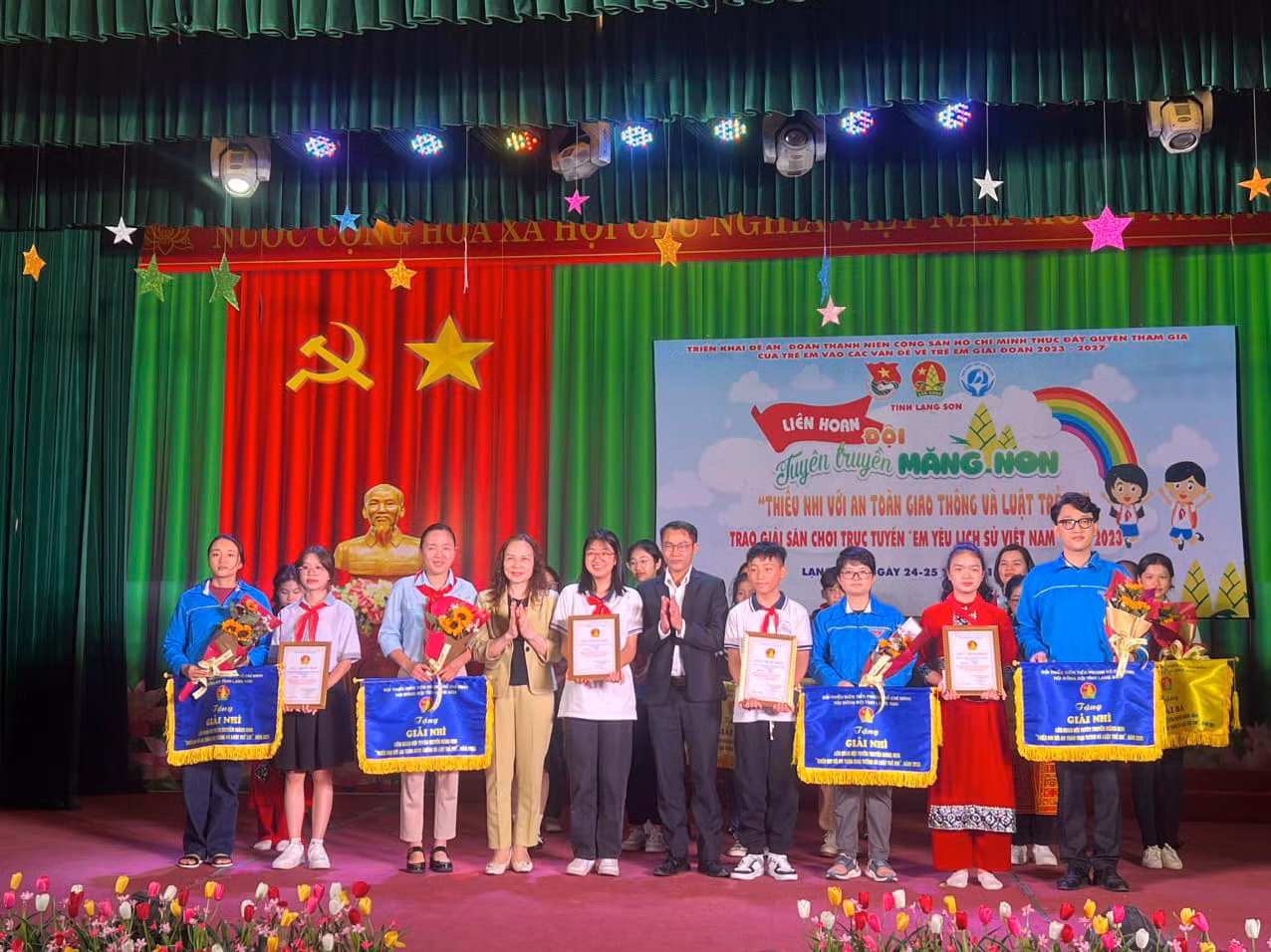 Các đội thi xuất sắc được tôn vinh, khen thưởng. Ảnh: Duy Chiến