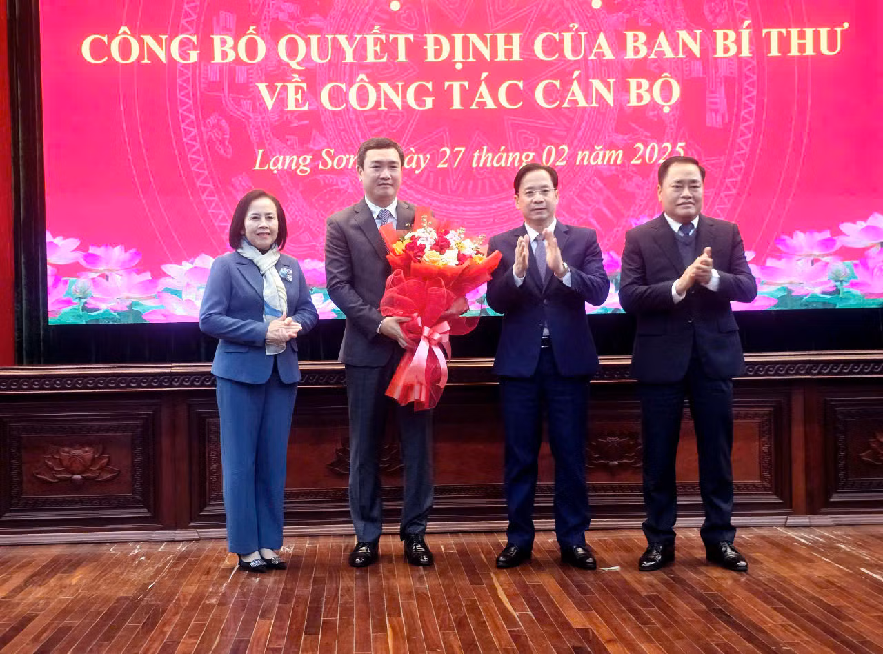 Thường trực Tỉnh ủy Lạng Sơn tặng hoa chúc mừng tân Phó Bí thư Tỉnh ủy Nguyễn Cảnh Toàn. Ảnh: Duy Chiến. Thường trực Tỉnh ủy Lạng Sơn tặng hoa chúc mừng tân Phó Bí thư Tỉnh ủy Nguyễn Cảnh Toàn. Ảnh: Duy Chiến.