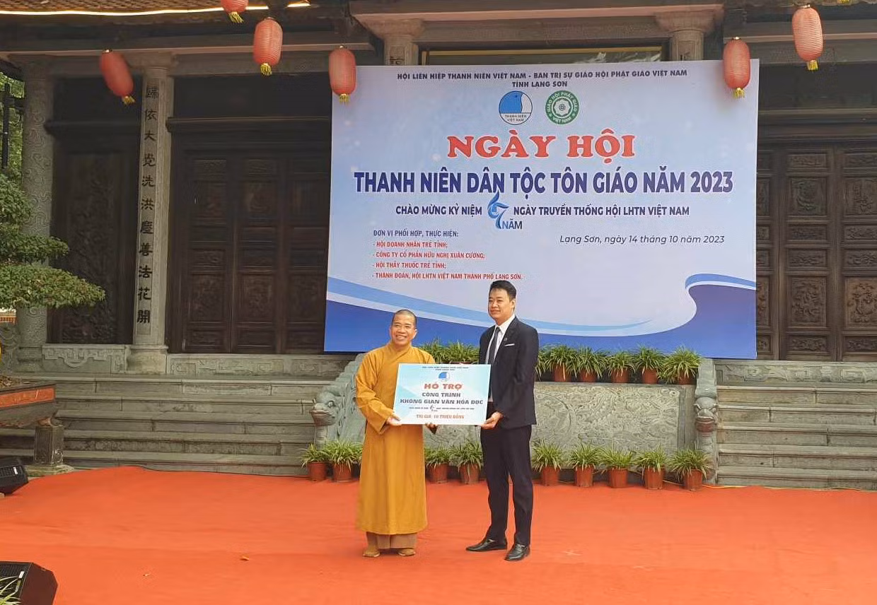 Anh Đoàn Thành Công - Phó Bí thư Tỉnh Đoàn, Phó Chủ tịch Hội LHTN Việt Nam tỉnh Lạng Sơn trao biển hỗ trợ công trình không gian văn hóa đọc cho Ban trị sự Giáo hội Phật giáo Việt Nam tỉnh Lạng Sơn. Ảnh: Duy Chiến