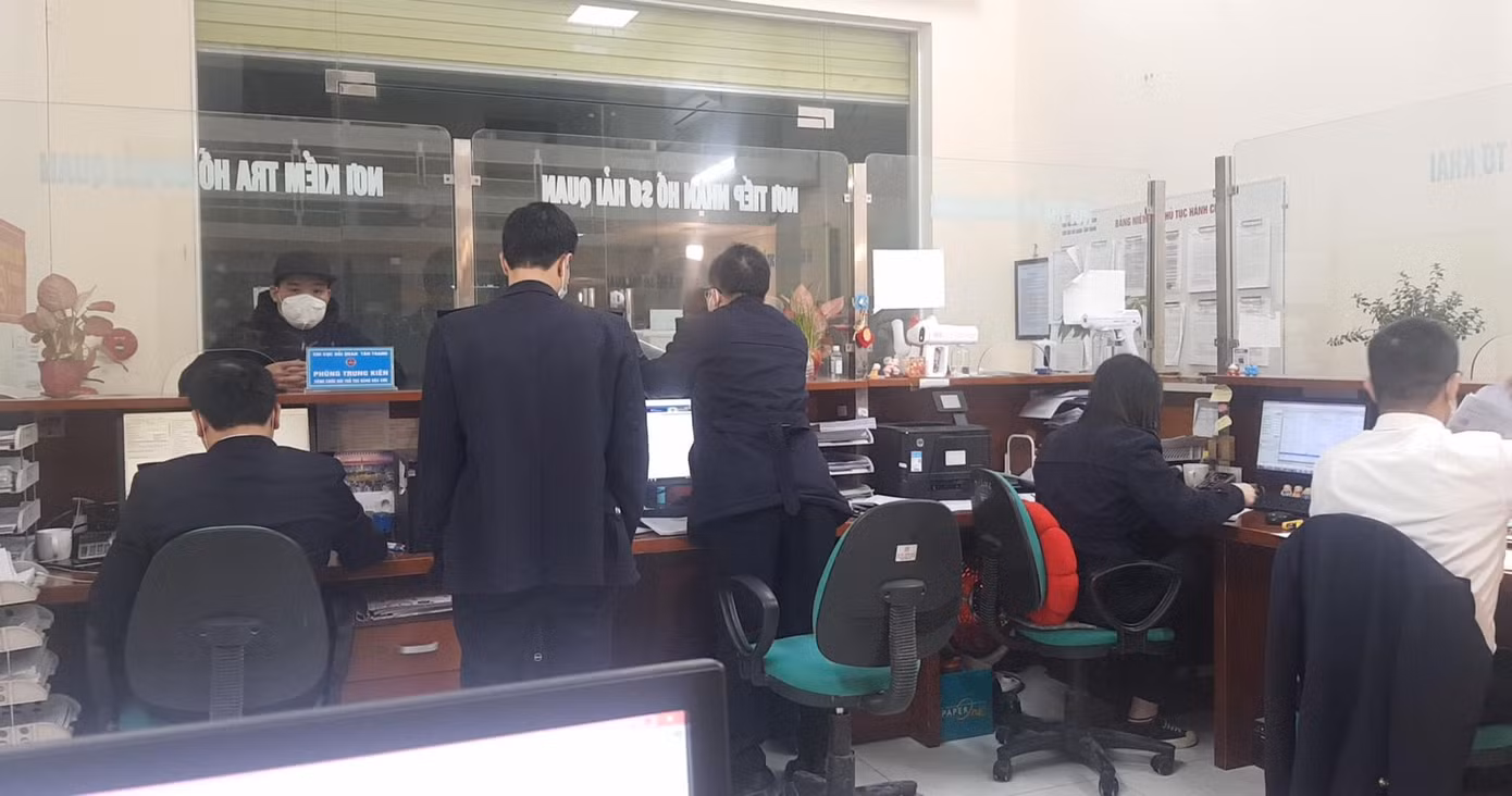 Hải quan Tân Thanh làm thêm giờ, tìm mọi cách để thông quan hàng hóa sang Trung Quốc nhanh chóng, thuận lợi. Ảnh: Duy Chiến