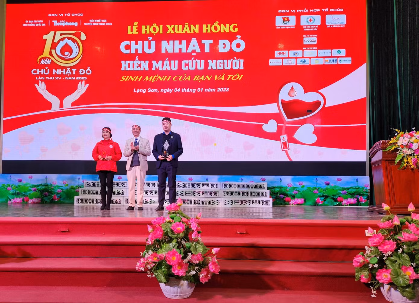 Đại diện báo Tiền Phong (giữa) tặng cúp lưu niệm cho các đơn vị đồng hành cùng chương trình: Tỉnh Đoàn- Hội Chữ thập đỏ tỉnh Lạng Sơn.