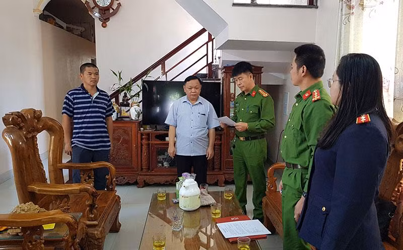 Ông Nông Văn Chè (giữa) nghe lệnh khởi tố vụ án, khởi tố bị can -Ảnh: H.N