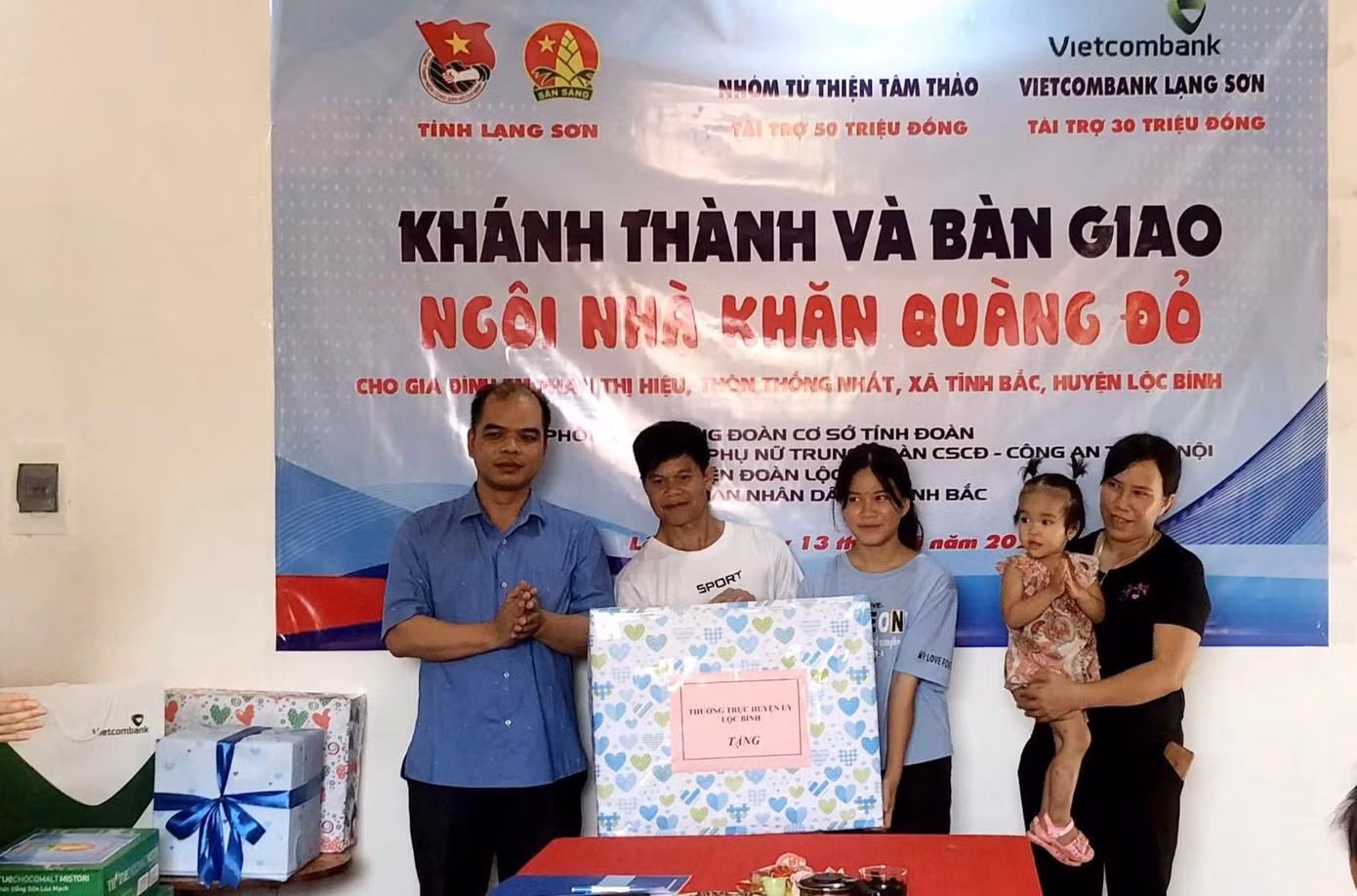 Đại diện cấp ủy, chính quyền, tổ chức địa phương trao quà cho gia đình em Hiệu. Ảnh: Duy Chiến